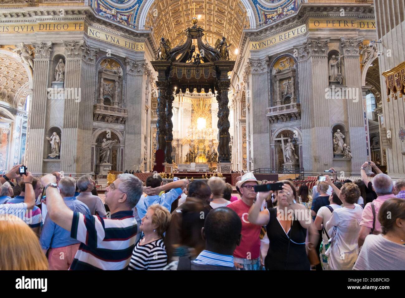 Basilica Di San Pietro In Vaticano Persone Sepolte La navata della basilica di san pietro in vaticano immagini e