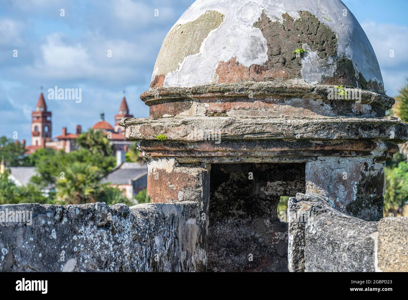 Torretta sul bastione sud-ovest di Castillo de San Marcos lungo Matanzas Bay nella città vecchia di St. Augustine, Florida, con Flagler College in background. Foto Stock