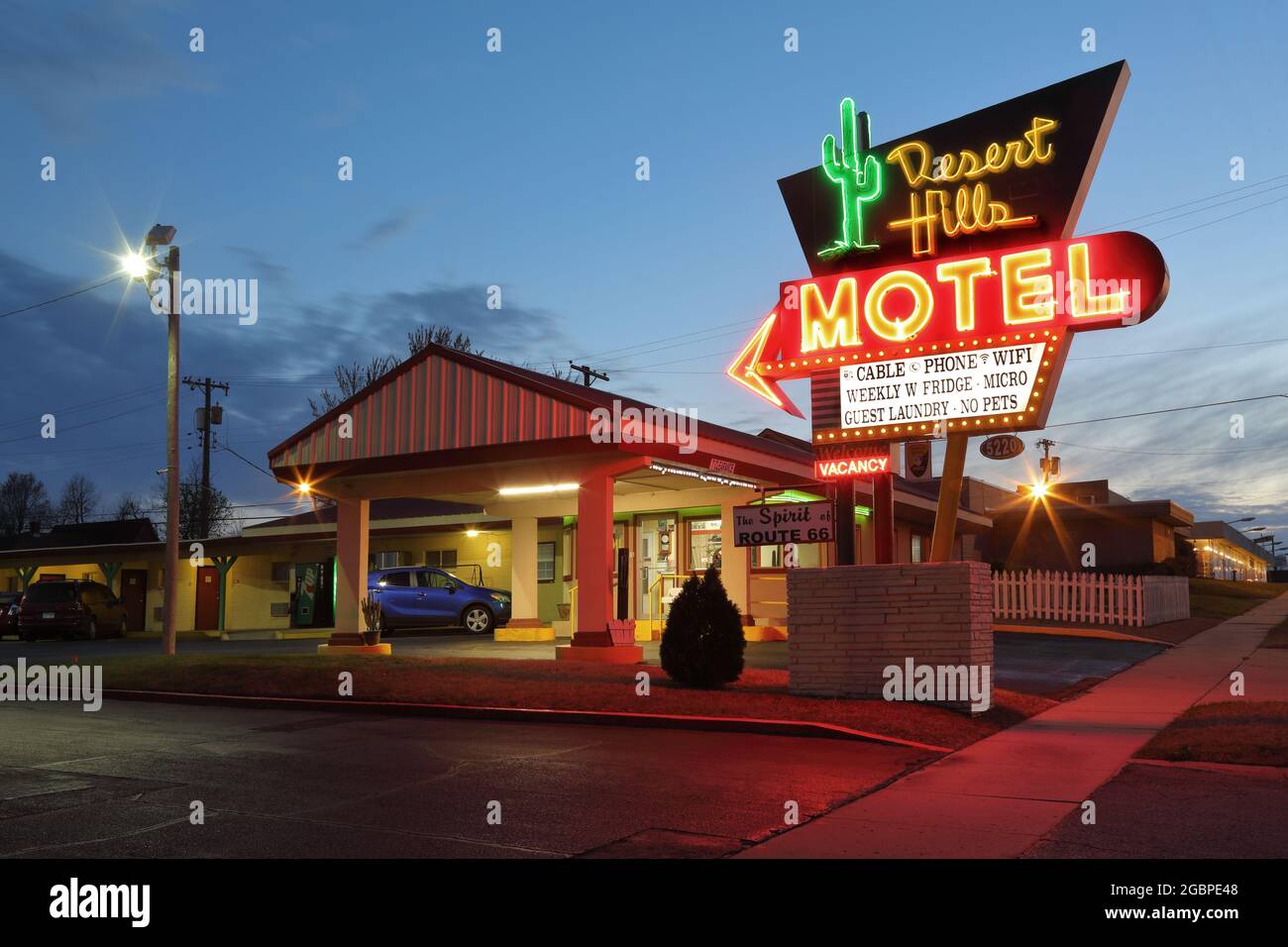 Geografia / viaggio, Stati Uniti, Oklahoma, Tulsa, Desert Hill motel, Route 66, di notte, Tulsa, Oklahoma, DIRITTI-AGGIUNTIVI-AUTORIZZAZIONE-INFORMAZIONI-NON-DISPONIBILE Foto Stock