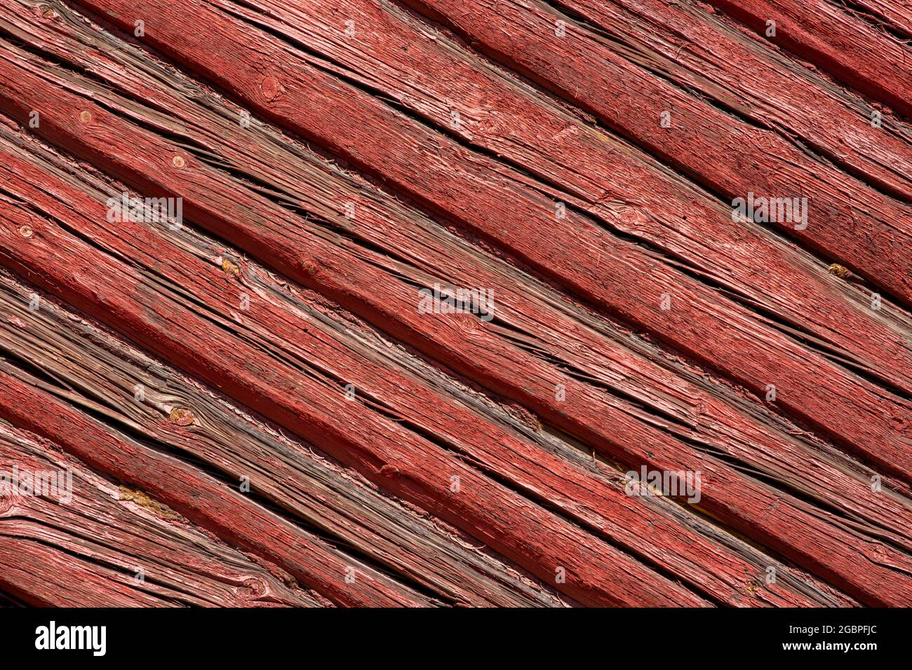 Sfondo di tronchi rossi falun. Sfondo diagonale in legno Foto Stock