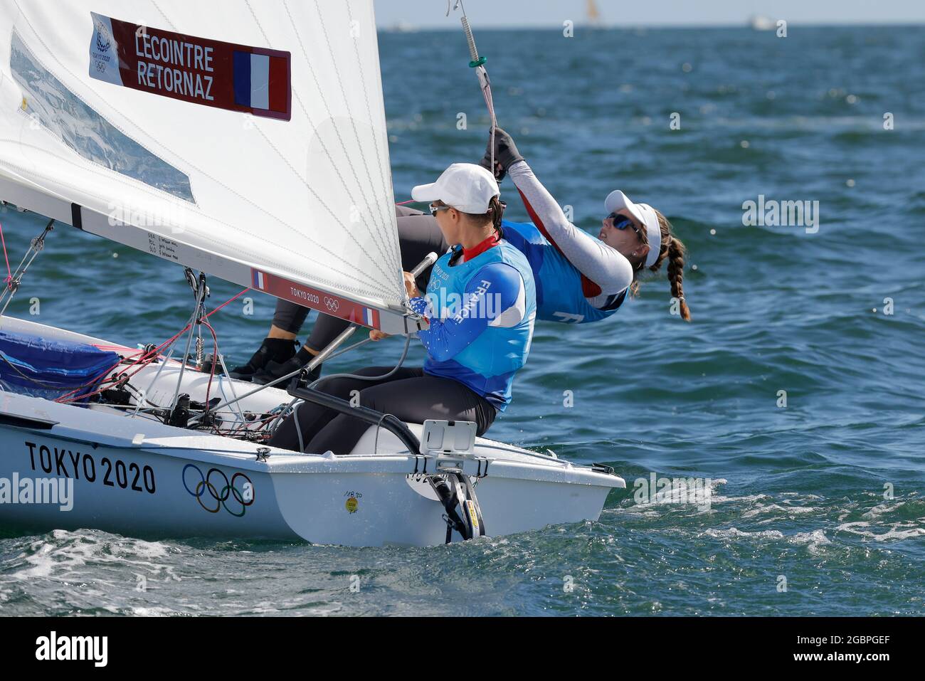 LECOINTRE Camille e RETORNAZ Aloise (fra), 4 AGOSTO 2021 - vela : Dinghy per due donne - 470 - corsa delle medaglie durante i Giochi Olimpici di Tokyo 2020 al porto di Enoshima a Kanagawa, Giappone. Credit: Kaoru Soehata/AFLO/Alamy Live News Foto Stock