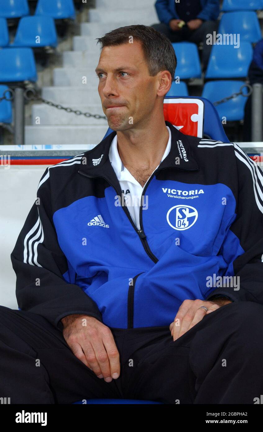 Ruhrstadion Bochum Germania 1.8.2002, Calcio: Finale della Bundesliga League Cup, FC Schalke 04 (S04, blu) vs Hertha BSC Berlino (BSC, rosso) 1:4 - team manager FRANK NEUBARTH (S04) Foto Stock