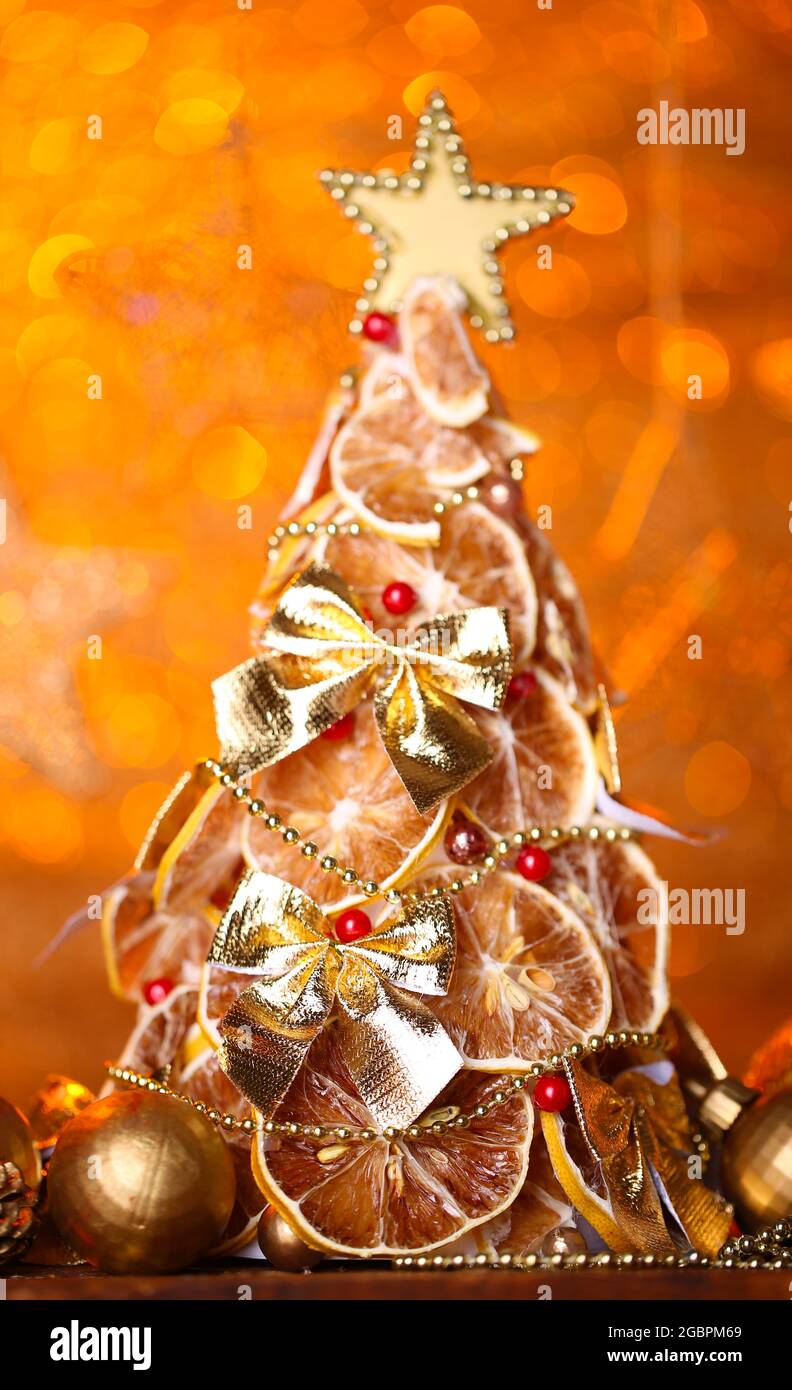 bell'albero di natale di limoni secchi con decorazioni, su sfondo arancione  Foto stock - Alamy