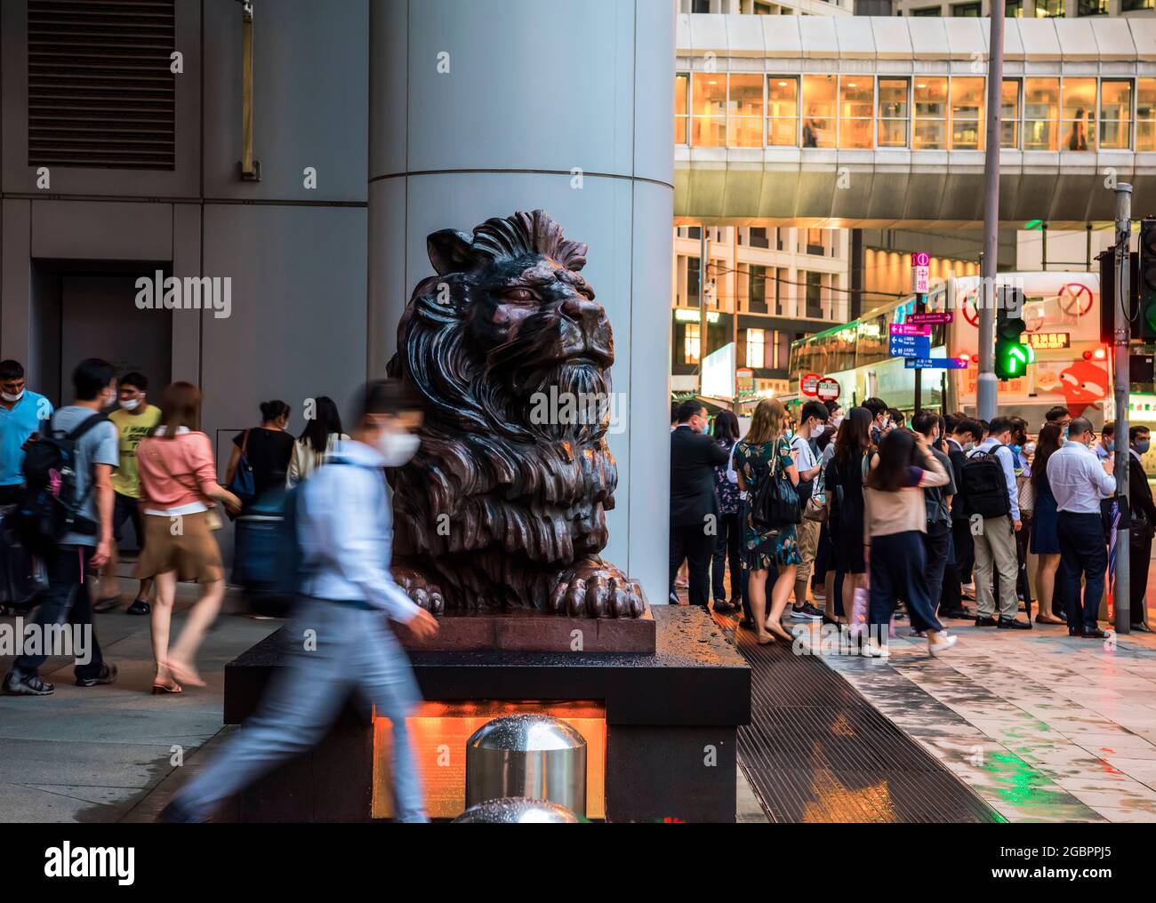 I famosi leoni di fronte alla banca HSBC, quartiere finanziario centrale, Hong Kong, Cina. Foto Stock