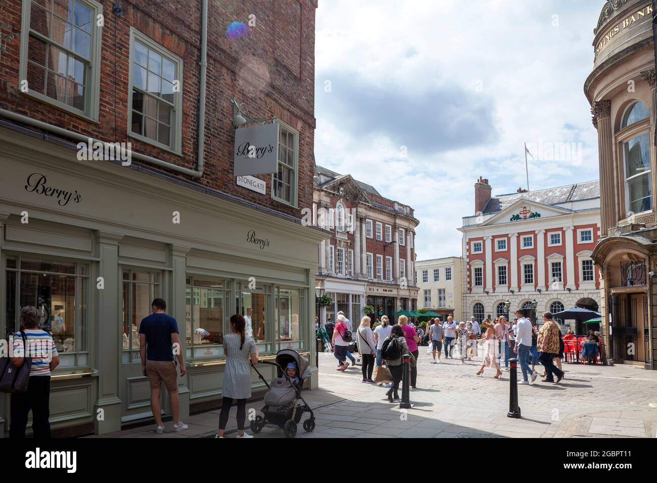 Persone Shopping a Stonegate Lanes in St Helens Square a York, Regno Unito Foto Stock