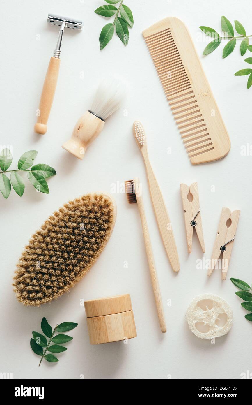 Accessori da bagno ecologici su sfondo bianco. Strumenti SPA Zero Waste, concetto di stile di vita sostenibile. Foto Stock