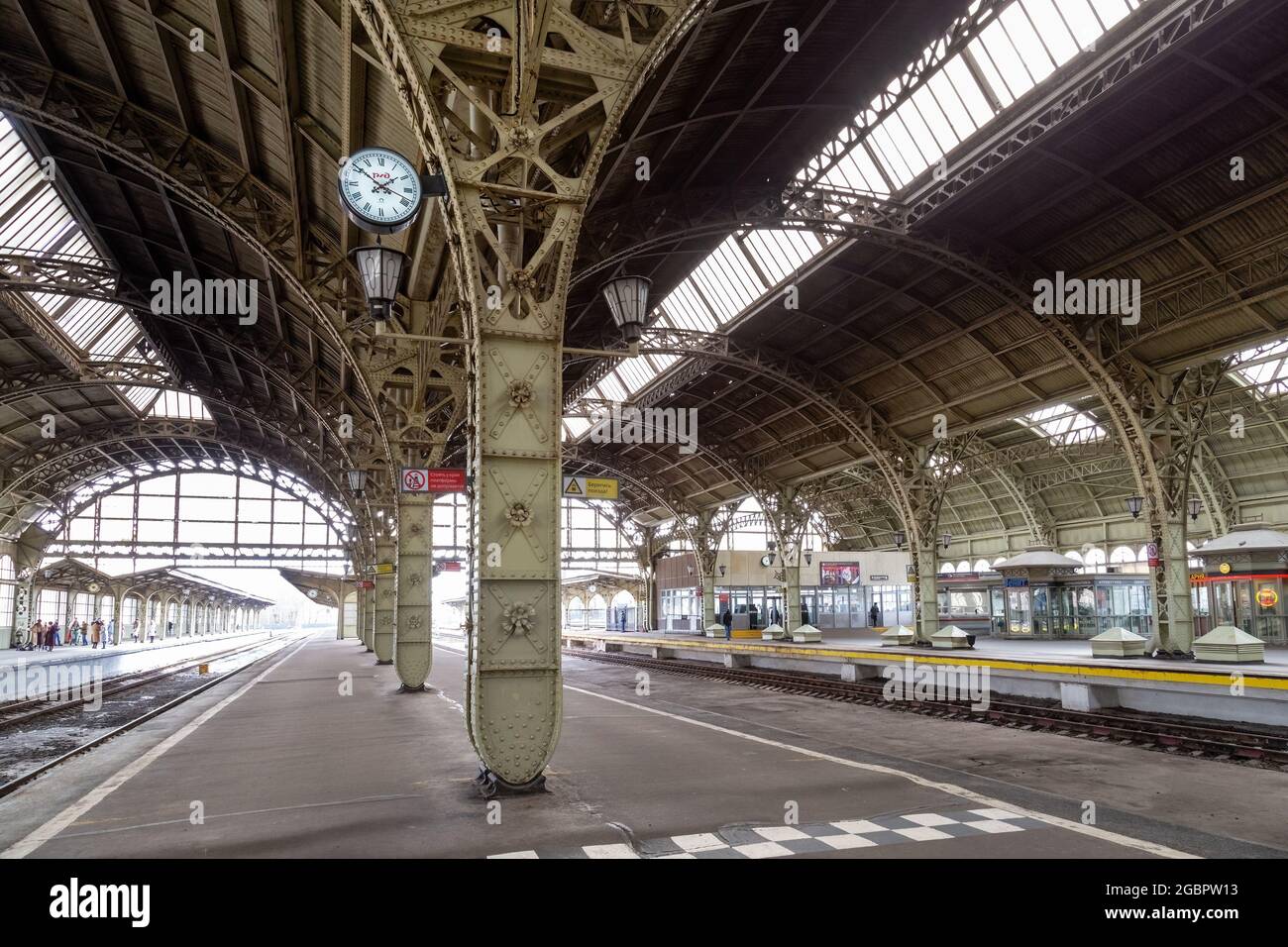 San Pietroburgo, Russia - 27 marzo 2021: Stazione ferroviaria Vitebsky. Arredamento in stile architettonico interno e piattaforma principale. Edificio storico di Vitebsky Foto Stock