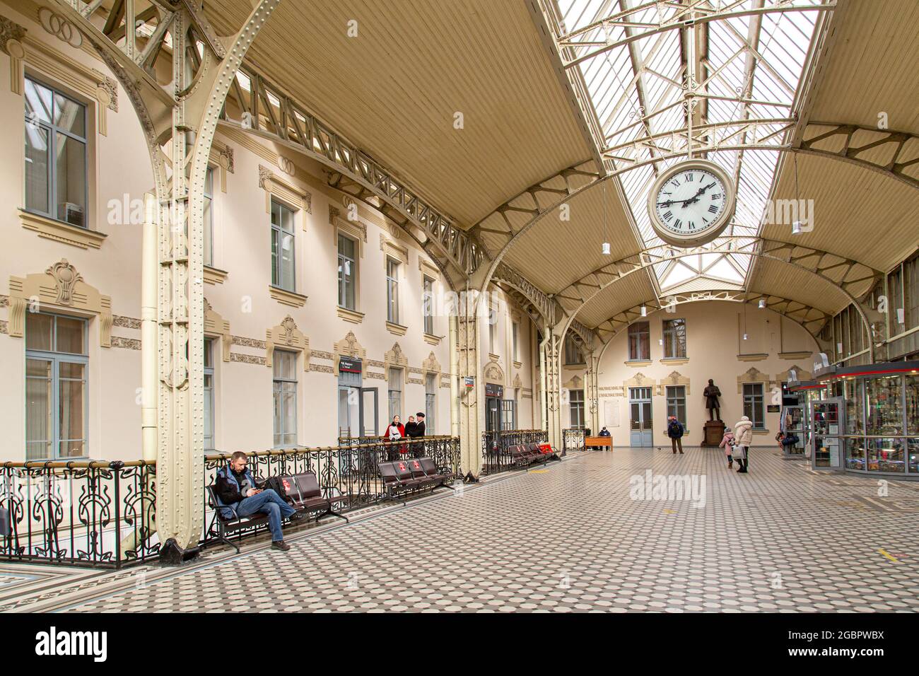 San Pietroburgo, Russia - 27 marzo 2021: Terminal ferroviario in Russia. Stazione Vitebsky. Sala vuota della stazione di San Pietroburgo. Interno di Foto Stock