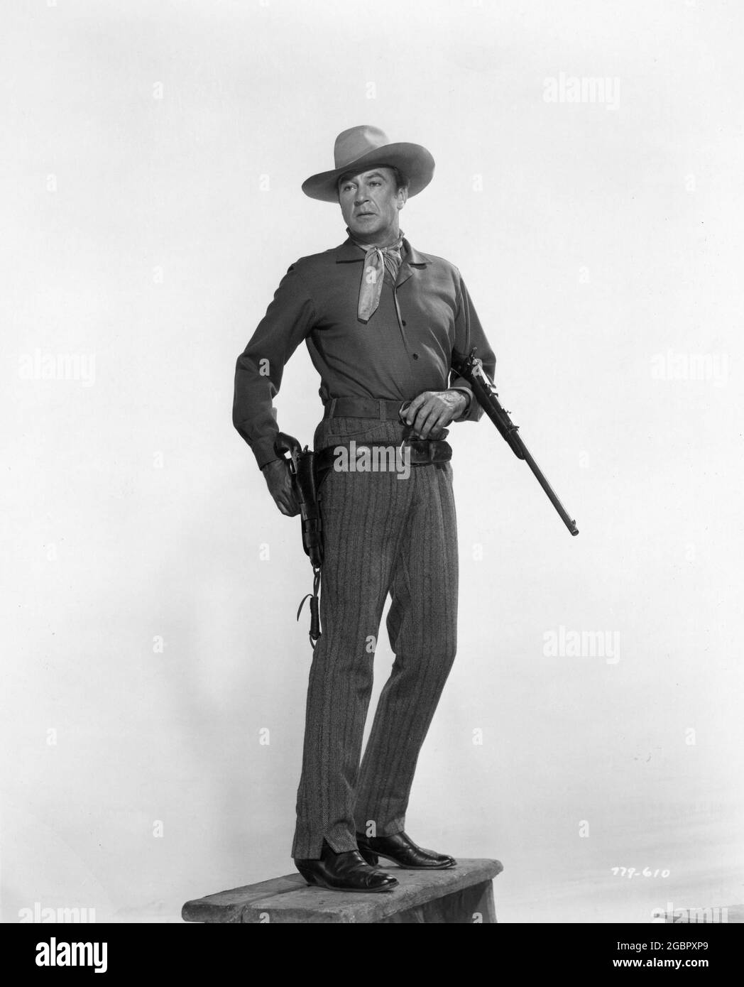 GARY COOPER full length Ritratto pubblicitario in SPRINGFIELD FUCLE 1952 regista ANDRE DE TOTH musica Max Steiner cinematografia Edwin B. DuPar Warner Bros. Foto Stock