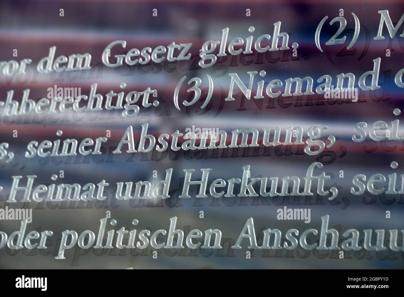 Legge di base tedesca articolo 3, uguaglianza davanti alla legge (Gleichheit vor dem Gesetz), fotografata sulle lastre di vetro di Jakob-Kaiser-Haus a Berlino Foto Stock