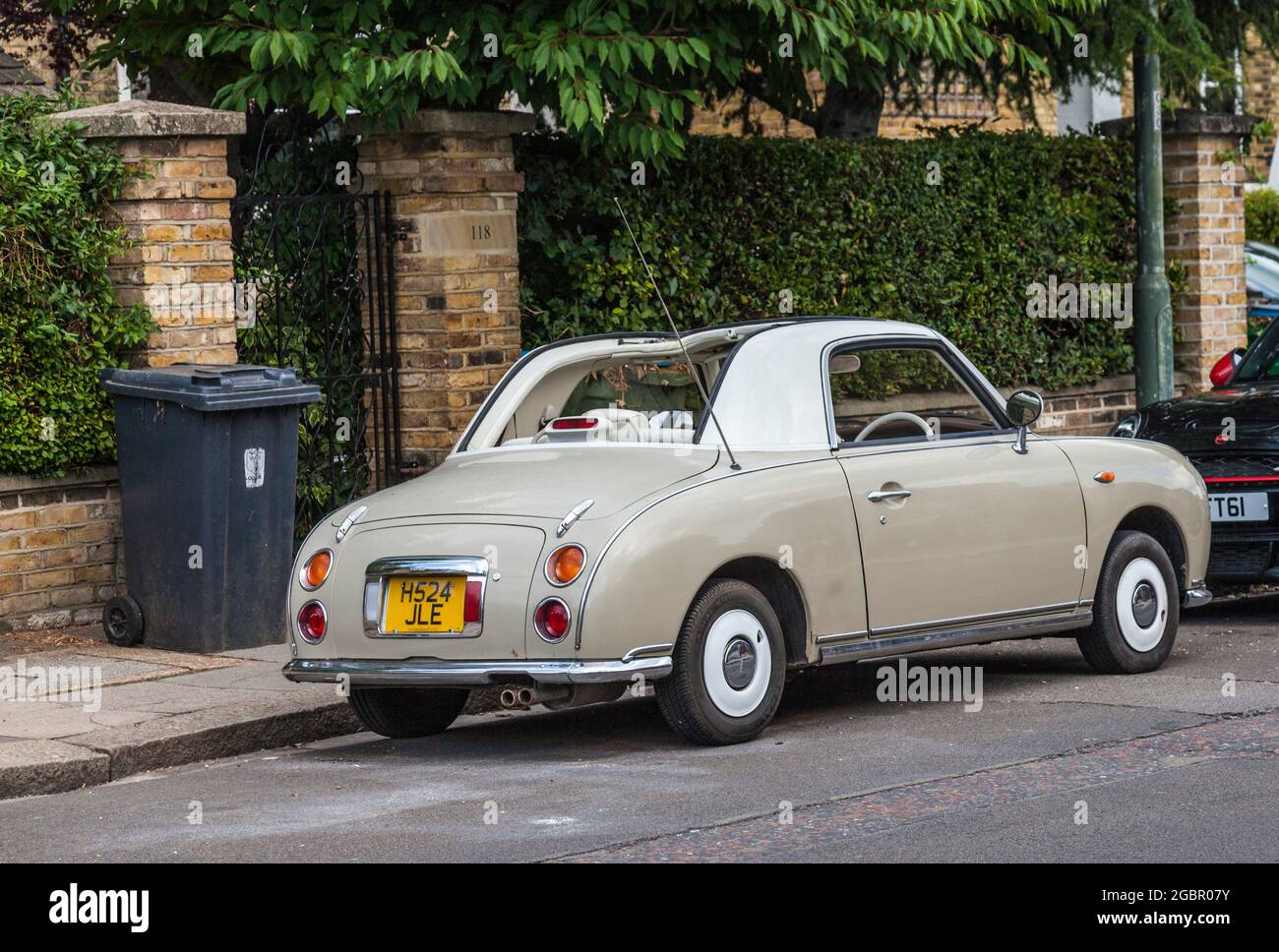 Un'auto Nissan Figaro parcheggiata a Hampton Hill, Londra, Inghilterra, Regno Unito Foto Stock