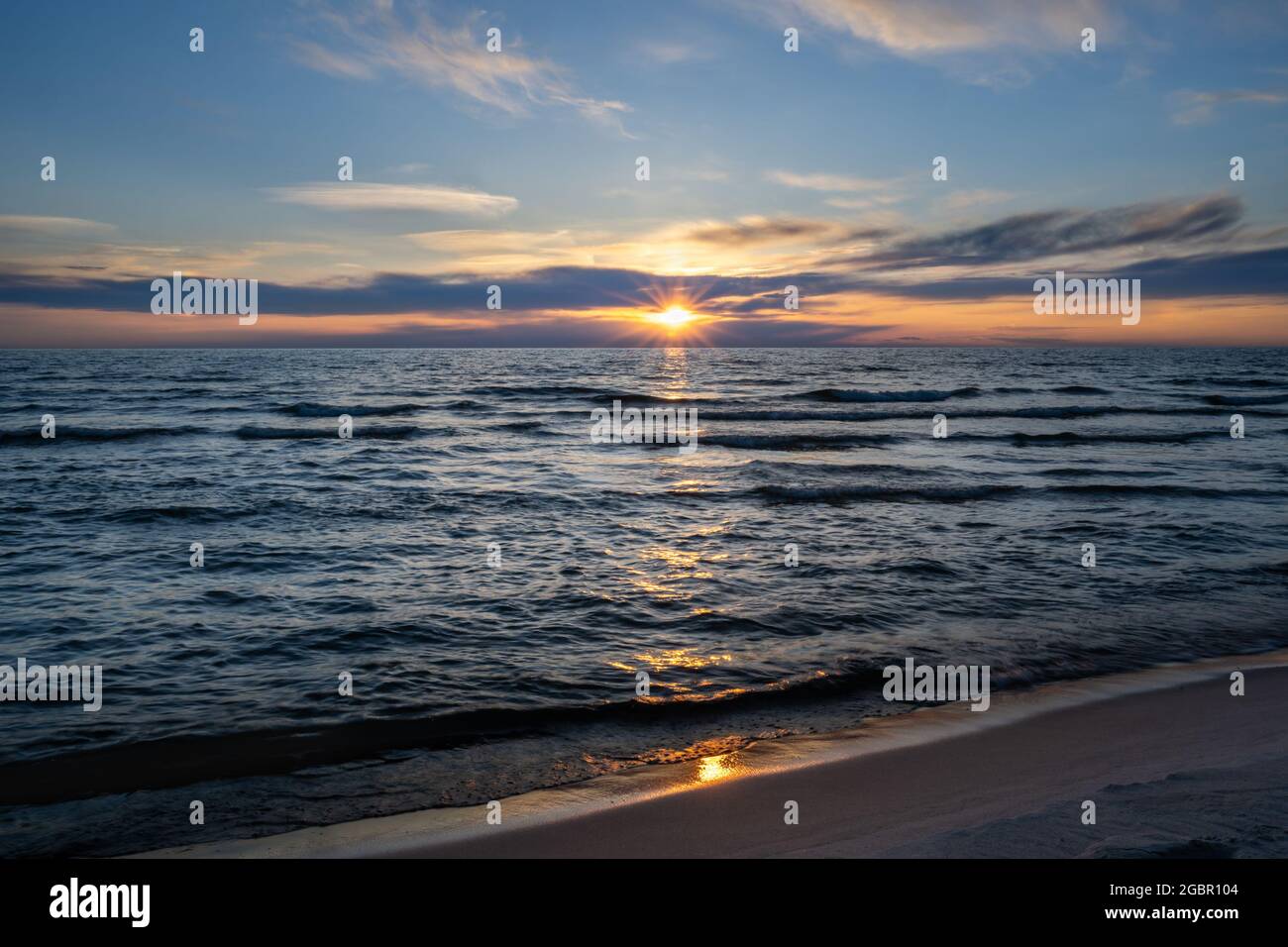 Tramonto sul lago Michigan, Ottawa Beach, in Olanda, Michigan. Foto Stock
