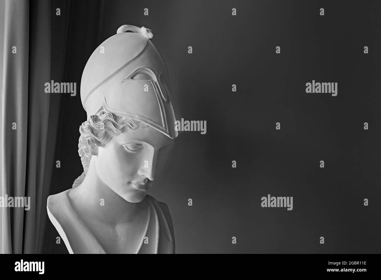 Antica dea greca Atena Pallas statua su sfondo scuro con copyspace. Testa donna in marmo in scultura casco Foto Stock