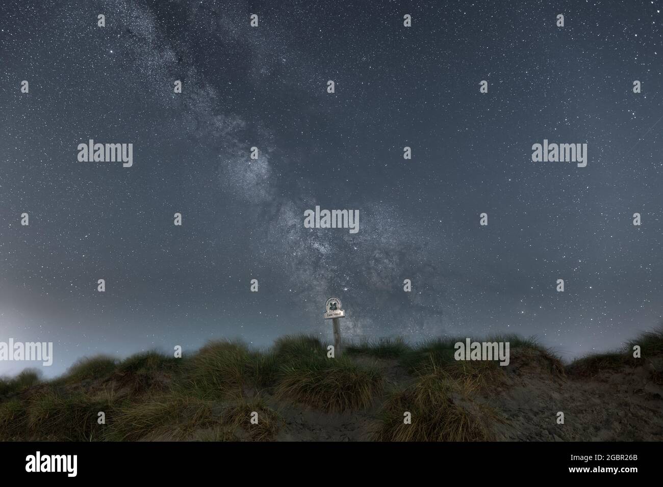 Il cuore della Via Lattea nel cielo notturno a East Head a Chichester Harbour, West Sussex. Foto Stock