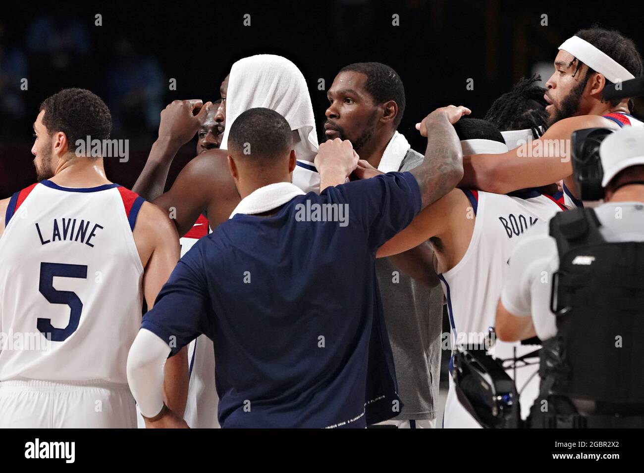 I giocatori degli Stati Uniti abbracciano, dopo aver battuto l'australiano nella semifinale maschile di basket ai Giochi Olimpici di Tokyo, Giappone, giovedì 5 agosto 2021. Gli Stati Uniti hanno battuto l'Australia 97-78. Foto di Richard Ellis/UPI Foto Stock