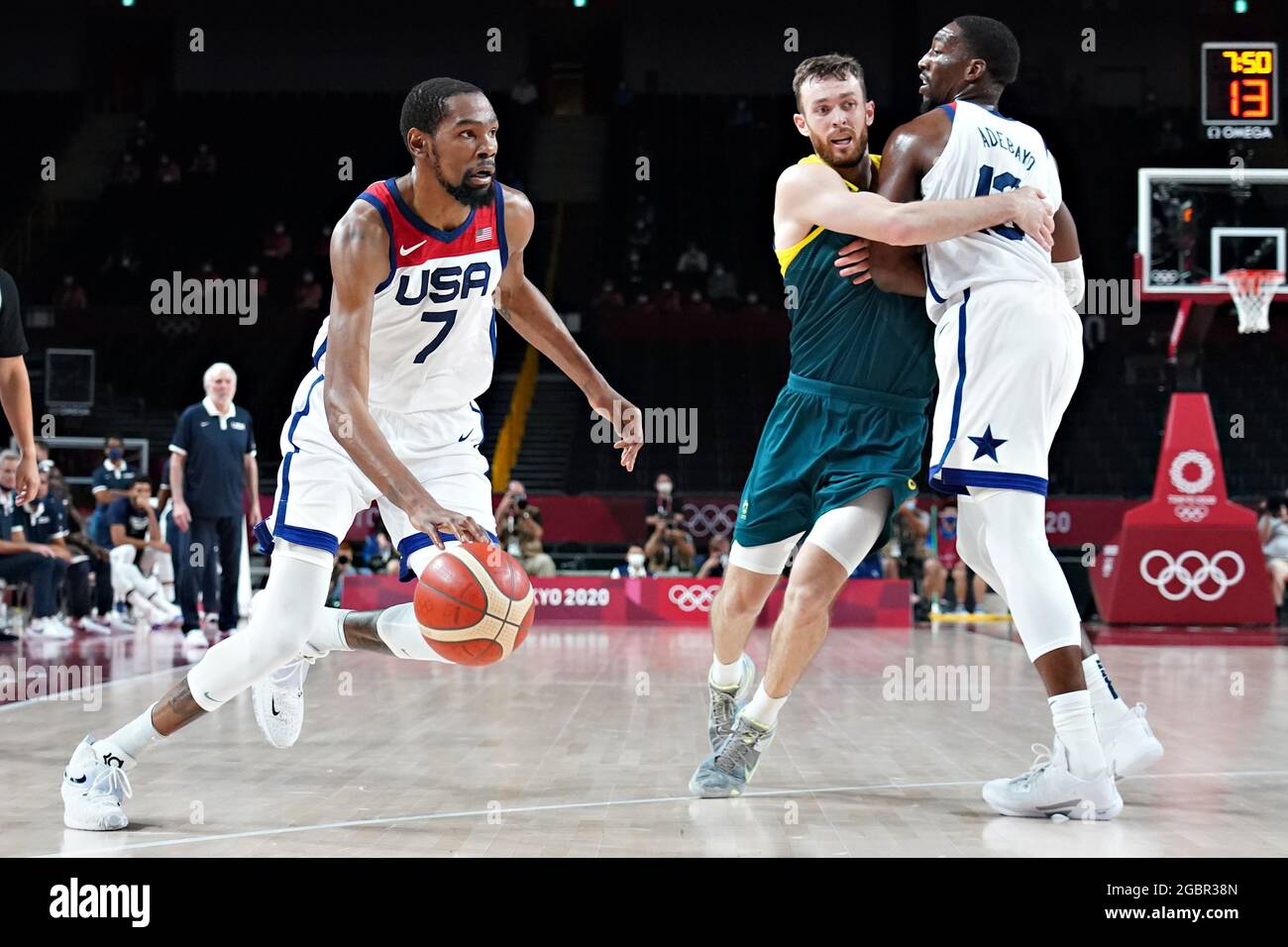 Tokyo, Giappone. 05 agosto 2021. Gli Stati Uniti avanzano Kevin Durant n. 7, si muove per sparare durante la semifinale maschile di basket ai Giochi Olimpici di Tokyo, Giappone, giovedì 5 agosto 2021. Gli Stati Uniti hanno battuto l'Australia 97-78. Foto di Richard Ellis/UPI. Credit: UPI/Alamy Live News Foto Stock