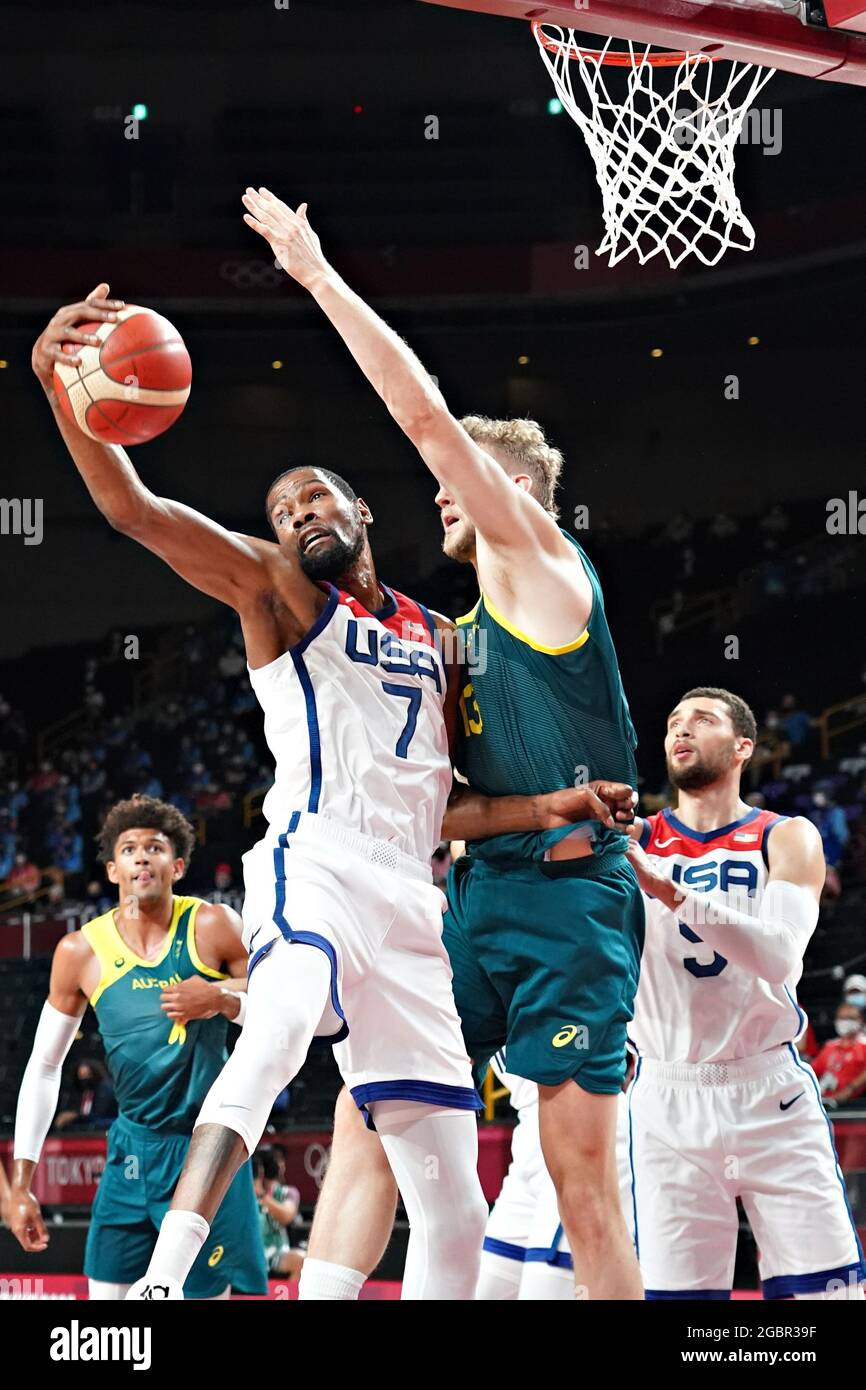 Tokyo, Giappone. 05 agosto 2021. Gli Stati Uniti avanzano Kevin Durant n. 7, recupera il rimbalzo durante la semifinale maschile di basket ai Giochi Olimpici di Tokyo, Giappone, giovedì 5 agosto 2021. Gli Stati Uniti hanno battuto l'Australia 97-78. Foto di Richard Ellis/UPI Credit: UPI/Alamy Live News Foto Stock