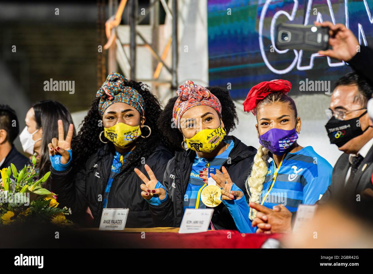 Neisi Dajomes, Tamara Salazar e Angie Palacios sono stati visti allo Stadio Olimpico di Atahualpa per l'evento di benvenuto a casa. Gli ecuadoriani festeggiano il ritorno di tre atleti dopo due medaglie e un diploma olimpico alle Olimpiadi di Tokyo del 2020. Foto Stock