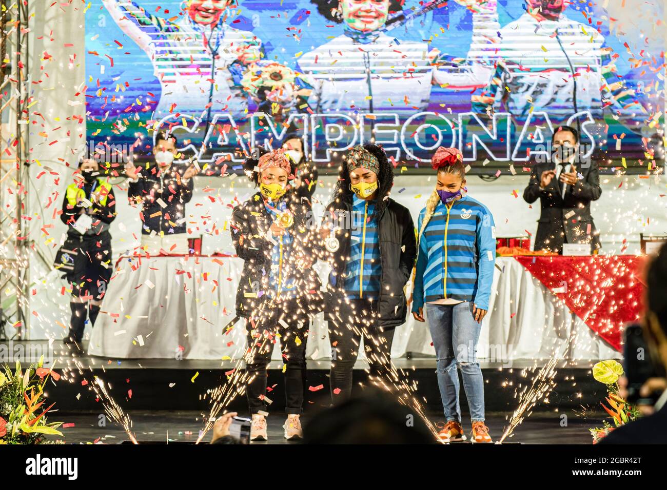 Neisi Dajomes, Tamara Salazar e Angie Palacios sono stati visti allo Stadio Olimpico di Atahualpa per l'evento di benvenuto a casa. Gli ecuadoriani festeggiano il ritorno di tre atleti dopo due medaglie e un diploma olimpico alle Olimpiadi di Tokyo del 2020. Foto Stock