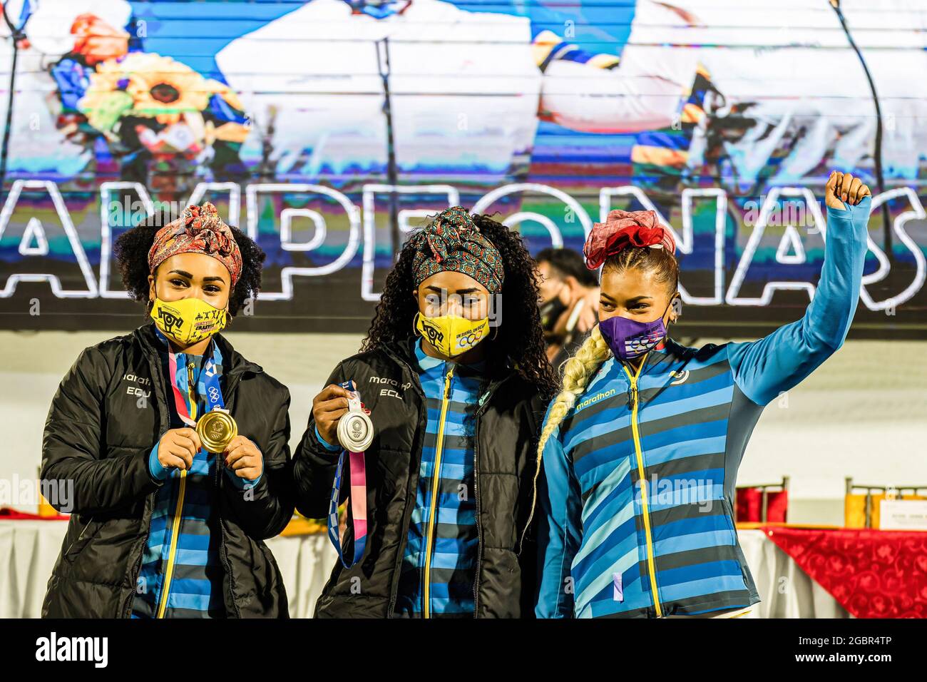 Neisi Dajomes, Tamara Salazar e Angie Palacios posano per una foto di gruppo allo stadio olimpico Atahualpa di Quito. Gli ecuadoriani festeggiano il ritorno di tre atleti dopo due medaglie e un diploma olimpico alle Olimpiadi di Tokyo del 2020. (Foto di Vincent Ricci / SOPA Images/Sipa USA) Foto Stock