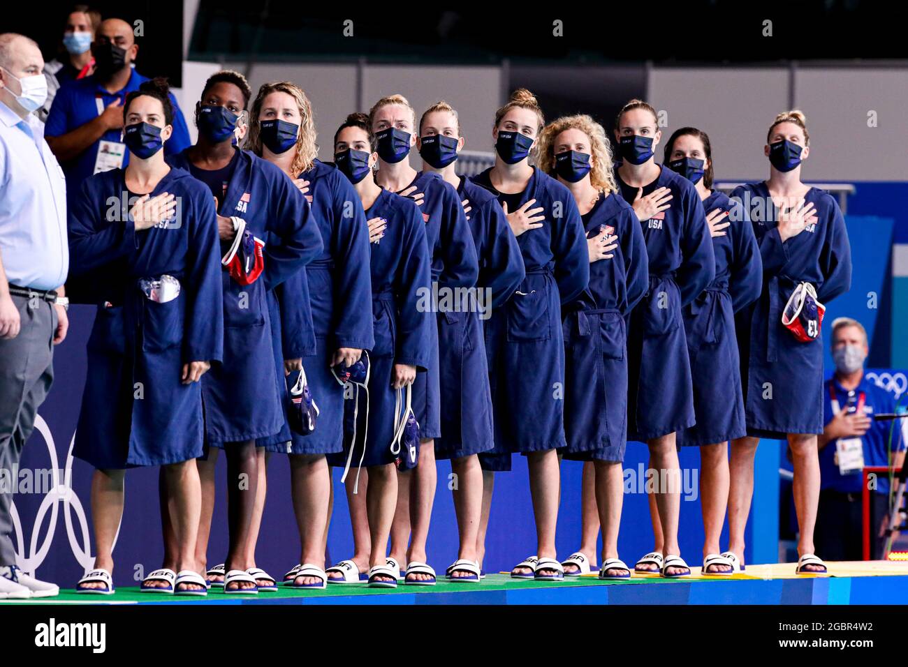 TOKYO, GIAPPONE - 5 AGOSTO: Team Stati Uniti, Margaret Steffens degli Stati Uniti, Ashleigh Johnson degli Stati Uniti, Madeline Musselman degli Stati Uniti, Melissa Seidemann degli Stati Uniti, Rachel Fattal degli Stati Uniti Paige Hauschild degli Stati Uniti, Stephania Haralabidis degli Stati Uniti, Jamie Neushul degli Stati Uniti, Aria Fischer degli Stati Uniti, Kaleigh Gilchrist degli Stati Uniti, Makenzie Fischer degli Stati Uniti, Alys Williams degli Stati Uniti, Amanda longan degli Stati Uniti durante la Tokyo 2020 Olympic Waterpolo Tournament Women Semifinale match tra Team ROC e Team United sta Foto Stock