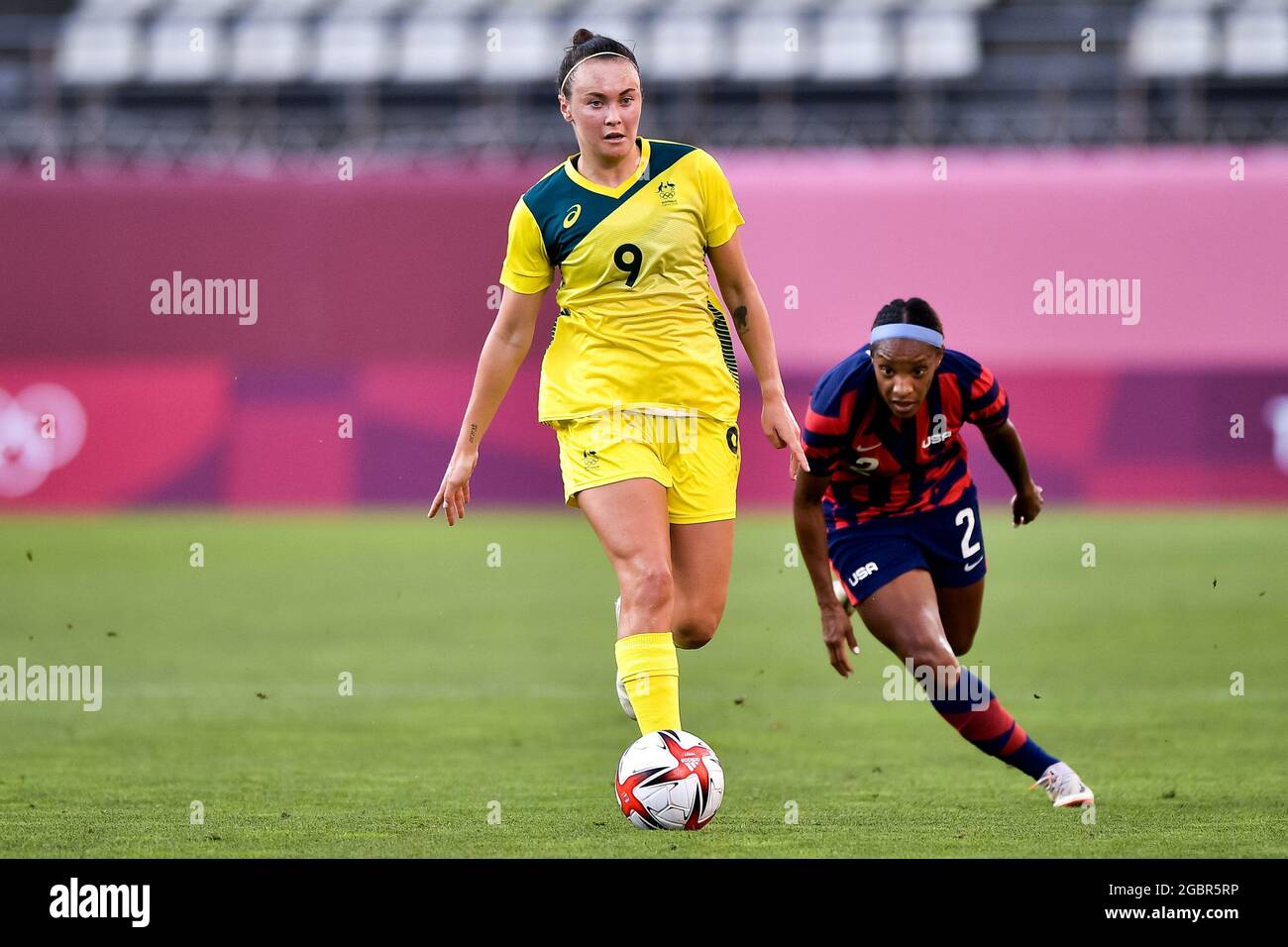 KASHIMA, GIAPPONE - 5 AGOSTO: Caitlin Foord of Australia e Crystal Dunn degli Stati Uniti durante la Tokyo 2020 Olympic Womens Football Tournament Bronze Medal match tra Australia e Stati Uniti allo stadio Ibaraki Kashima il 5 agosto 2021 a Kashima, Giappone (Foto di Pablo Morano/Orange Pictures) Foto Stock