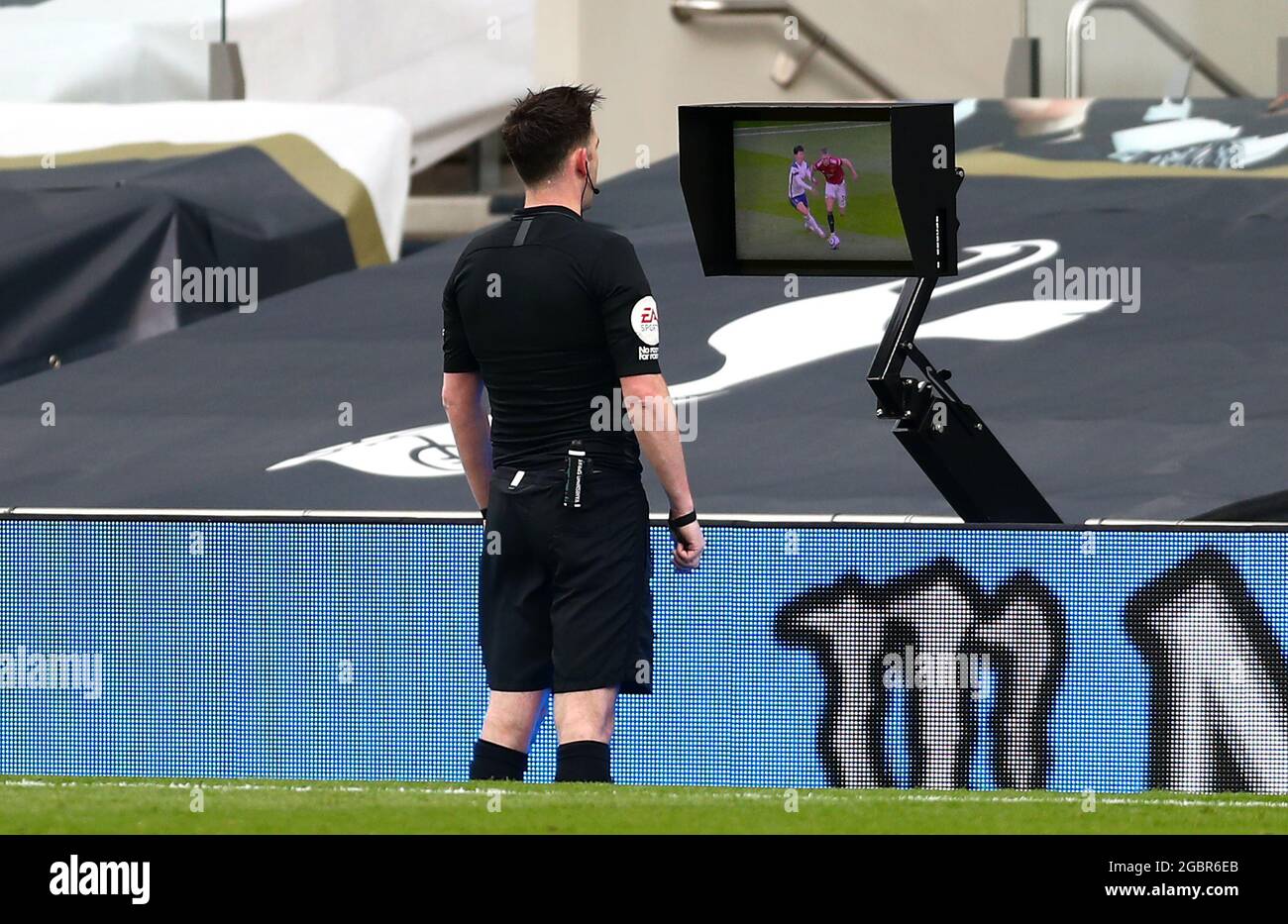 File photo datato 11-04-2021 dell'arbitro Chris Kavanagh che consulta lo schermo VAR del lato del campo durante la partita della Premier League al Tottenham Hotspur Stadium, Londra. Gli arbitri di assistenti video saranno utilizzati per i qualificatori della Coppa del mondo 2022 in Europa, a partire dal mese prossimo. L'uso leggero del VAR a Euro 2020 è stato ampiamente elogiato, e l'UEFA si augura che tali standard siano mantenuti nelle qualificazioni per il Qatar, con le fasi del gruppo concluse a novembre. Data di emissione: Giovedì 5 agosto 2021. Foto Stock