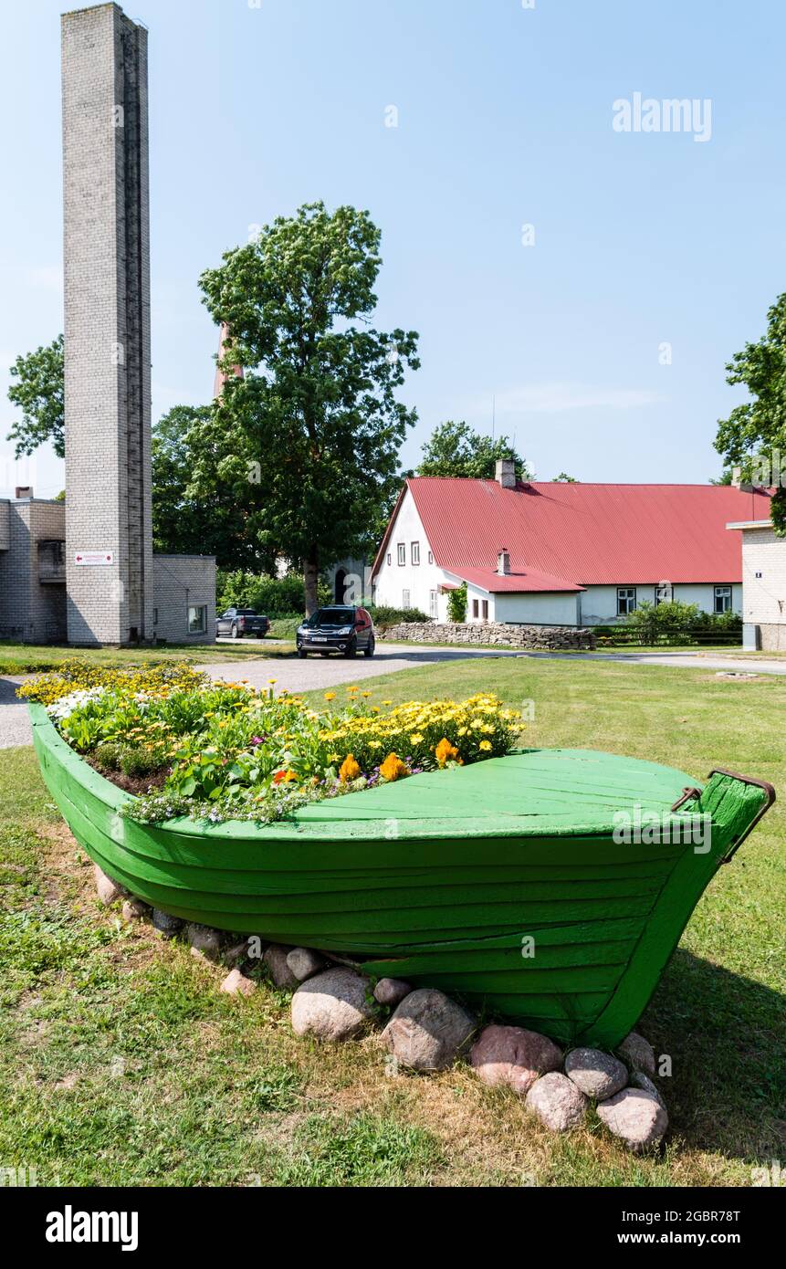 Kihelkonna, Contea di Saare, Estonia - 10 luglio 2021: Prato da costruire contro il cielo. Foto Stock