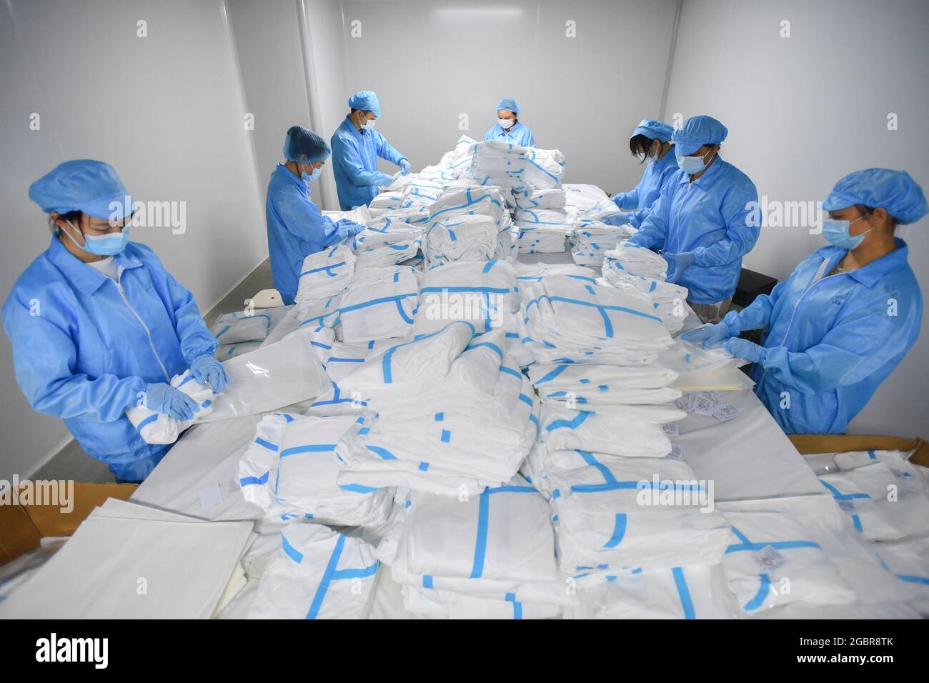 (210805) -- ZHUZHOU, 5 agosto 2021 (Xinhua) -- i lavoratori confezionano tute protettive presso un'azienda di biotecnologia a Zhuzhou City, provincia di Hunan della Cina centrale, 5 agosto 2021. La produzione di materiale medico è accelerata a Zhuzhou per garantire la fornitura durante la rinascita del COVID-19. (Xinhua/Chen Zeguo) Foto Stock