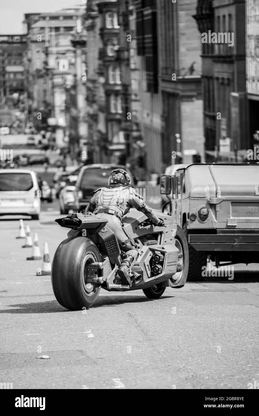 Batman a Glasgow durante le riprese del Flash nel centro di Glasgow, il 31 luglio 2021. Il pilota stunt Rick inglese sulla Bat Bike Foto Stock