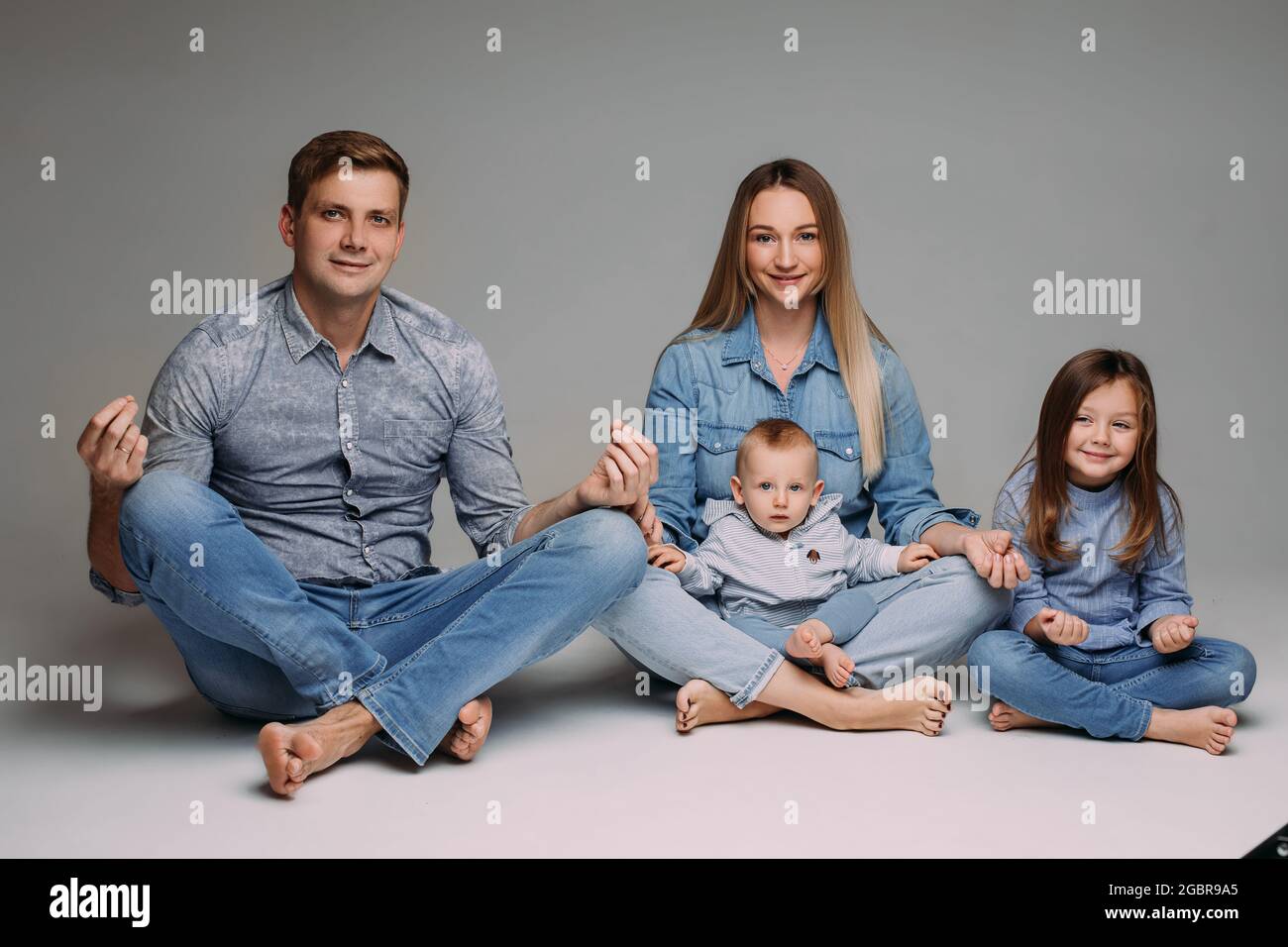 Bella famiglia caucasica con gesto zen. Foto Stock