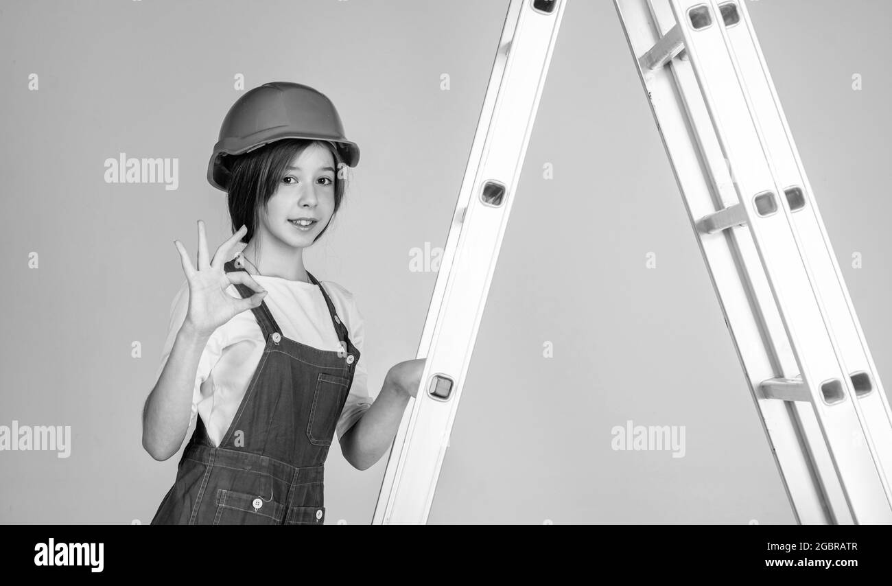 ragazza in casco gioca builder. costruire e rinnovare. capretto costruire costruzione. ingegnere teen è lavoro di costruzione. giornata internazionale dei lavoratori Foto Stock
