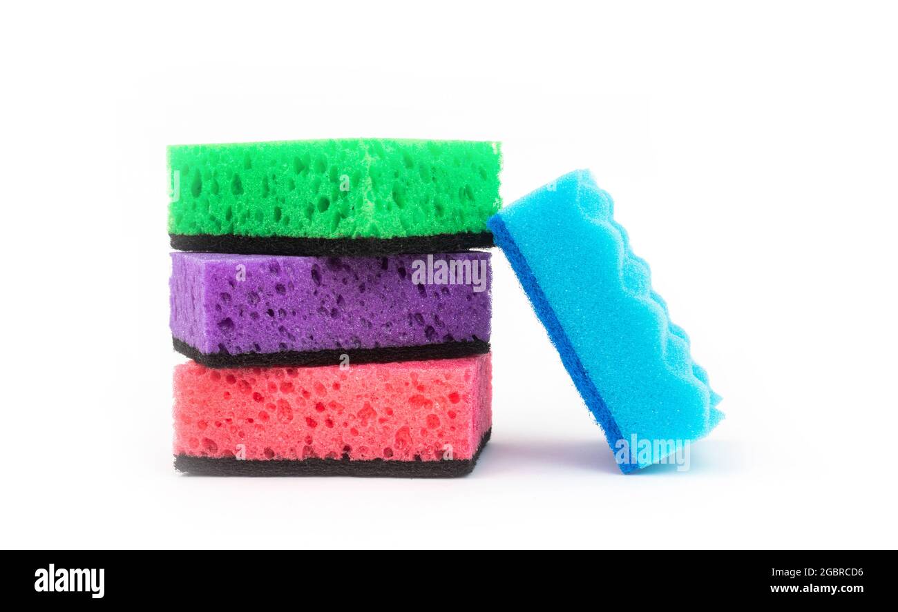 Spugne multicolore per la pulizia isolate su fondo bianco, set di utensili di lavaggio Foto Stock