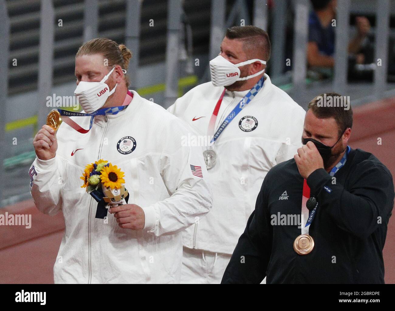 Ryan Crouser degli Stati Uniti, Joe Kovacs degli Stati Uniti e Tomas Walsh della Nuova Zelanda detengono le loro medaglie d'oro, d'argento e di bronzo dopo aver disputato la finale di Men's Shot ai Giochi Olimpici estivi di Tokyo 2020 a Tokyo, Giappone, giovedì 5 agosto 2021. Foto di Bob strong/UPI Foto Stock