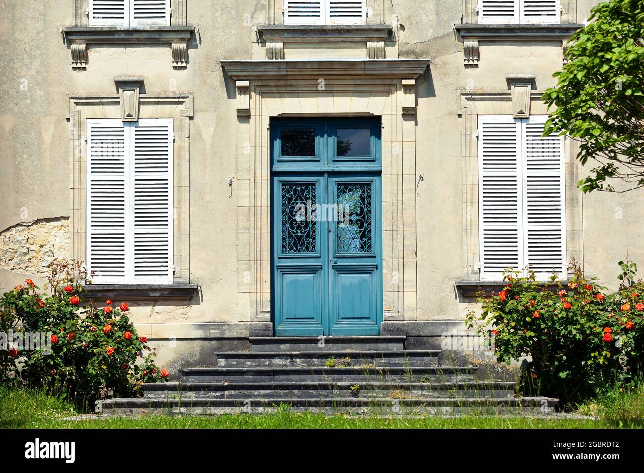 Porta d'ingresso con scale per una vecchia villa francese casa abbandonata, posto perduto Foto Stock