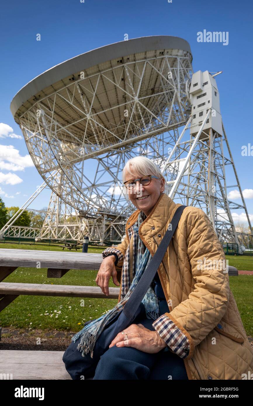 Regno Unito, Inghilterra, Cheshire, Goostrey, Università di Manchester, Jodrell Bank, senior femminile turistica a Lovell radio Telescope Foto Stock