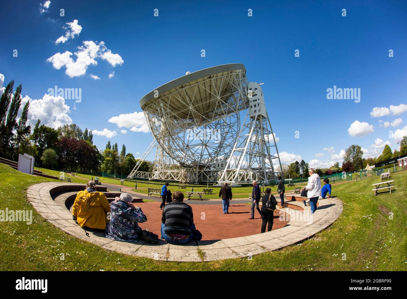 Regno Unito, Inghilterra, Cheshire, Goostrey, Università di Manchester, Jodrell Bank, visitatori a Telescope Talk, accanto Lovell radio Telescope, fisheye grandangolo Foto Stock