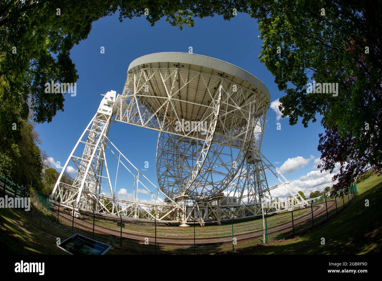 Regno Unito, Inghilterra, Cheshire, Goostrey, Università di Manchester, Jodrell Bank, il telescopio radio Lovell, vista con lenti fisheye Foto Stock