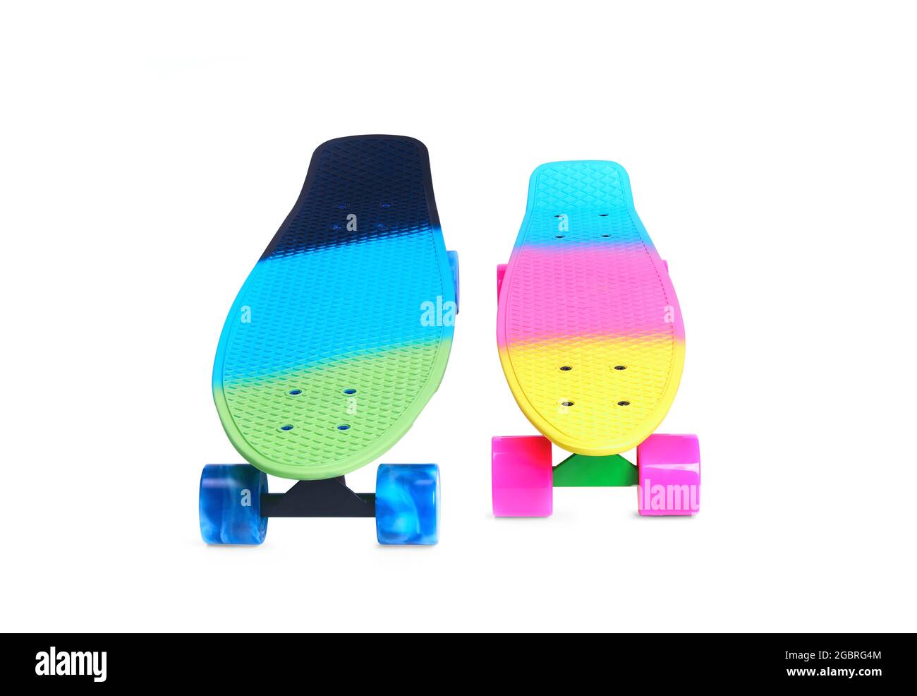 Due skateboard in plastica Rainbow Penny su sfondo bianco Foto Stock