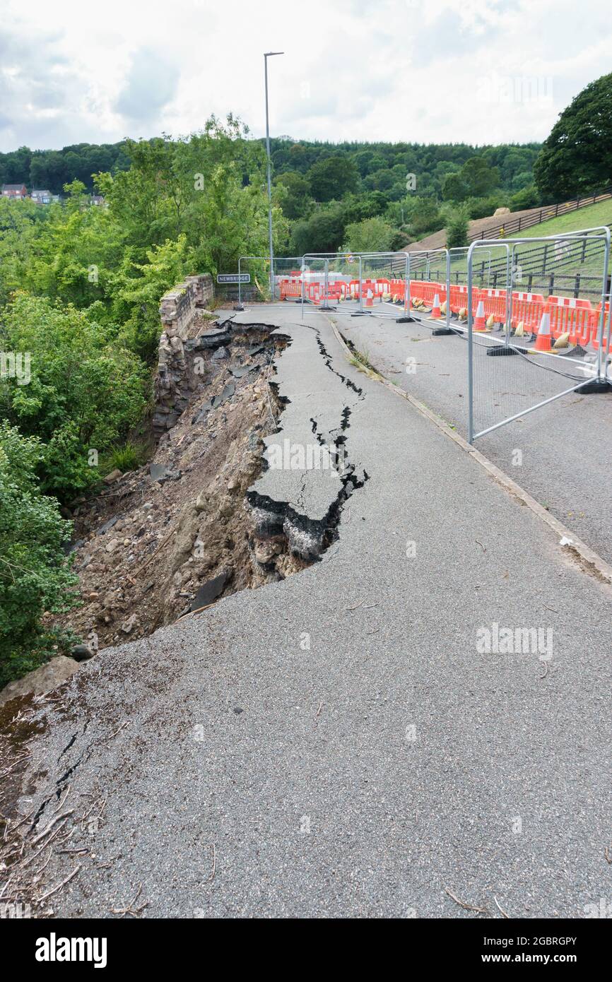 La chiusura della strada sulla B5605 Newbridge Wrexham dopo una parte della strada crollò nel fiume Dee durante la tempesta Christoph nel gennaio 2021 Foto Stock