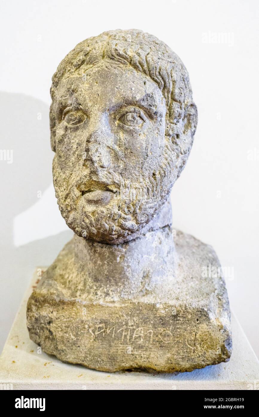 Cippo di Arnth Paipnas Nefro (roccia vulcanica, tufo grigio o trachite a fasce o lava fonolite leucina) fine del IV secolo a.C. Foto Stock