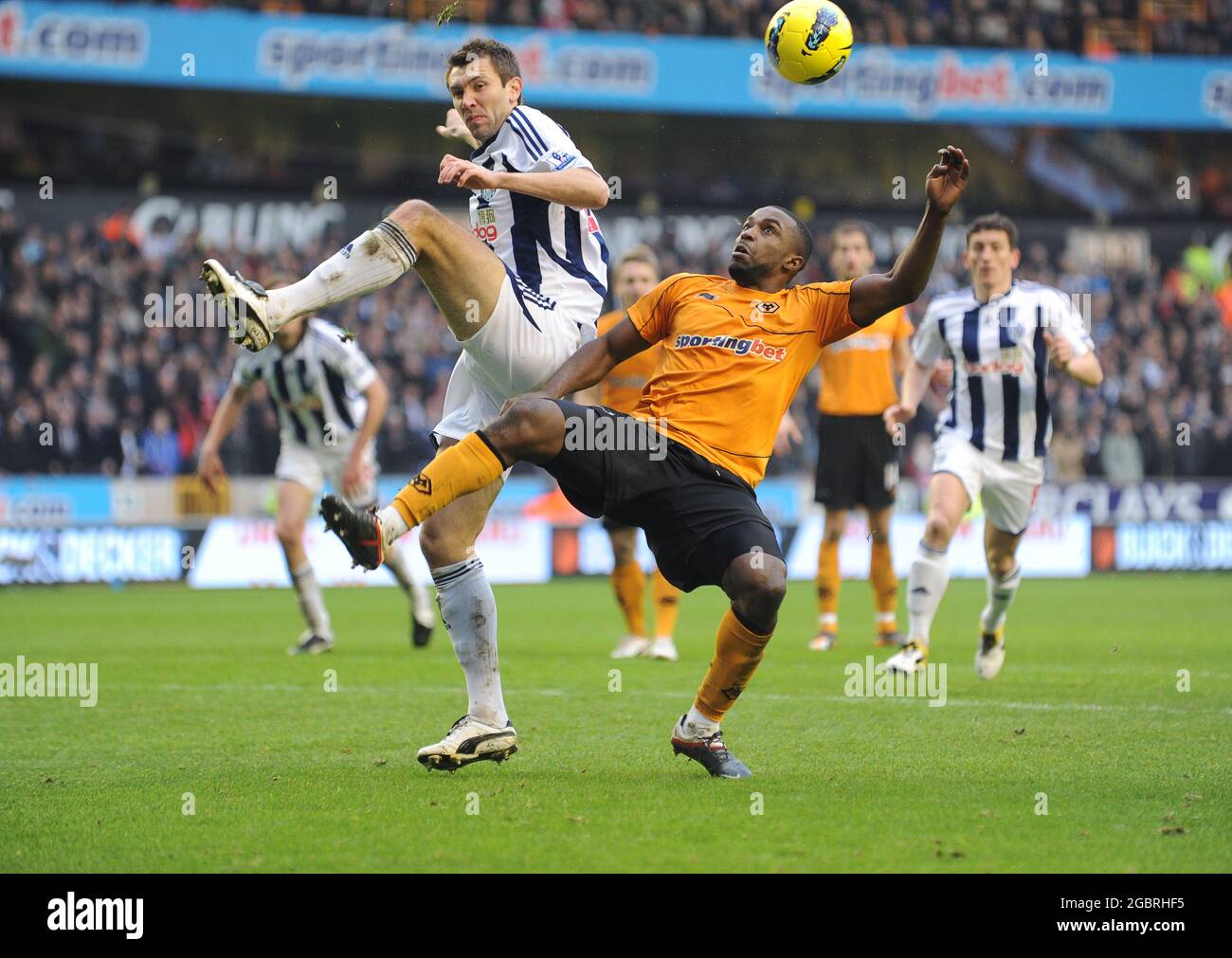 Gareth McAuley di West Bromwich Albion e Sylvan Ebanks-Blake di Wolverhampton Wanderers. Wolverhampton Wanderers / West Bromwich Albion a Molineux 12 febbraio 2012 Foto Stock