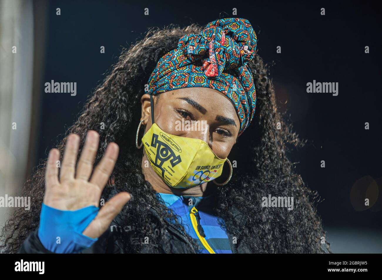 Quito, Ecuador. 05 agosto 2021. Tamara Salazar ondeggia ai tifosi dello Stadio Olimpico di Atahualpa a Quito.gli ecuadoriani celebrano il ritorno di tre pesi che hanno vinto due medaglie e un diploma olimpico nelle Olimpiadi di Tokyo del 2020, sono stati accolti dalle autorità e dai sostenitori dello Stadio Olimpico di Atahualpa. (Foto di Juan Diego Montenegro/SOPA IMA/Sipa USA) Credit: Sipa USA/Alamy Live News Foto Stock