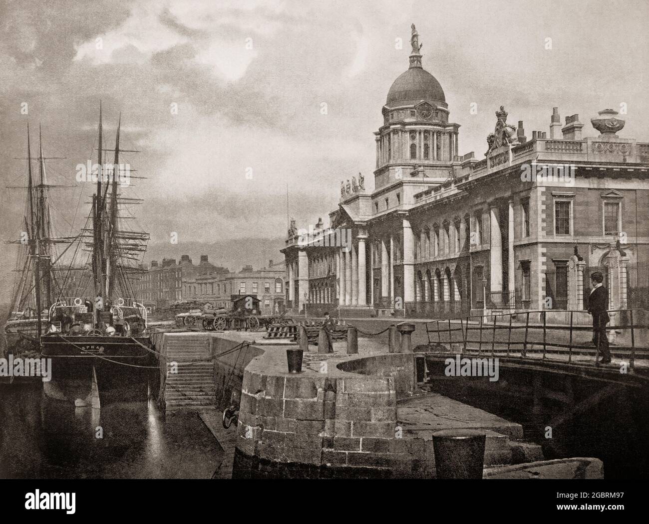 Una vista del tardo 19 ° secolo della neoclassica Custom House 18 ° secolo lungo il fiume Liffey a Dublino, Irlanda. Nel 1781 James Gandon fu nominato architetto, dopo la morte di Thomas Cooley, l'architetto originale del progetto. La costruzione iniziò nel 1781 e per i suoi assistenti Gandon scelse artisti irlandesi come il tagliapietre di Meath Henry Darley, il masone John Semple e il falegname Hugh Henry. Tutti i muratori disponibili a Dublino sono stati impegnati nel lavoro. Quando è stato completato e aperto per le imprese il 7 novembre 1791, aveva costato £200,000 per costruire - una somma considerevole al momento. Foto Stock