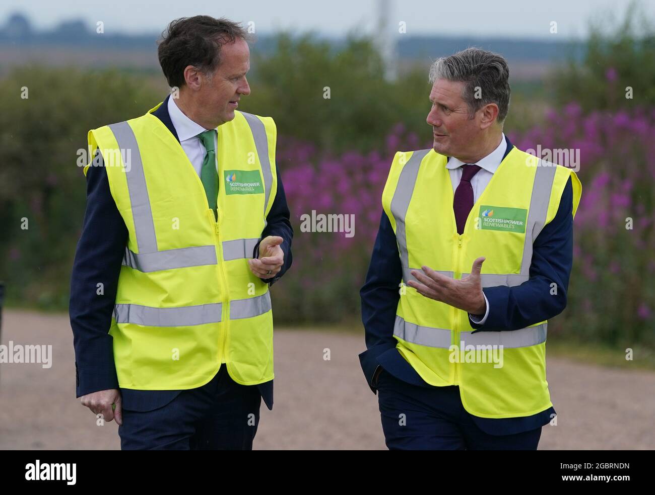 Il leader del lavoro Sir Keir Starmer insieme all'amministratore delegato del potere scozzese Keith Anderson(L) durante una visita alla fattoria di vento di Whitelees, Eaglesham, mentre continua la sua visita in Scozia. Data immagine: Giovedì 5 agosto 2021. Foto Stock