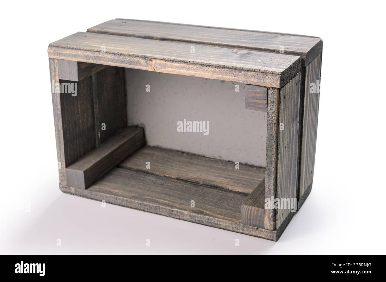 scatola decorativa in legno su sfondo bianco con ombra morbida Foto Stock