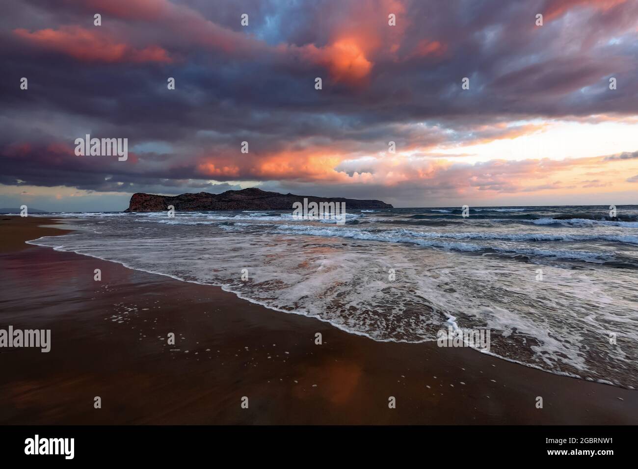Bella vista mare estate. La sabbia bagnata sulla costa del mare. Incredibile alba. Paesaggio del mattino. Onde con schiuma. Romantici luoghi di relax. Locati Foto Stock