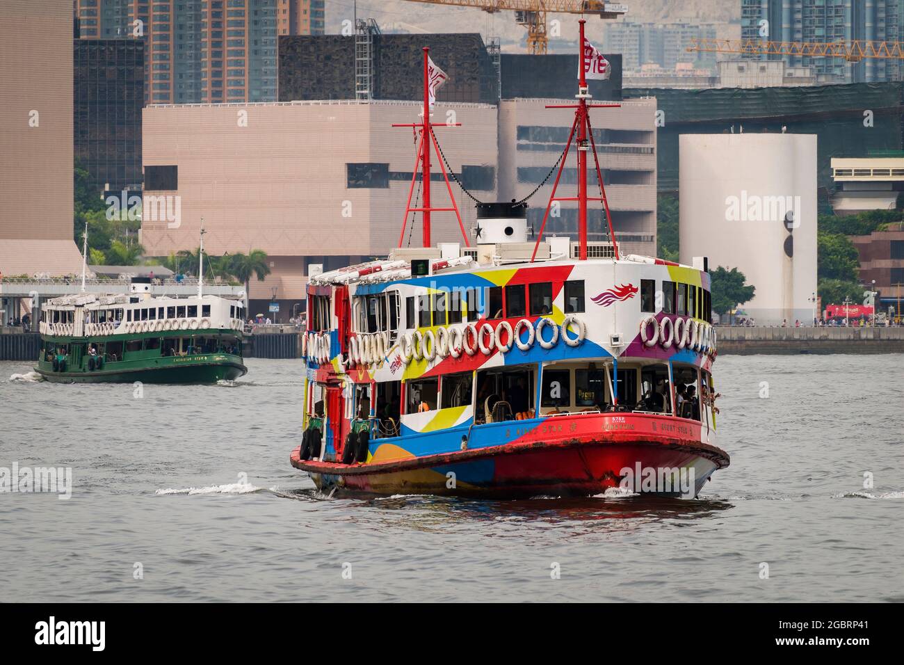 La 'Night Star', una delle flotte di Star Ferry dipinta nella livrea di Brand Hong Kong, attraversa Victoria Harbour da Tsim Sha Tsui al centro Foto Stock