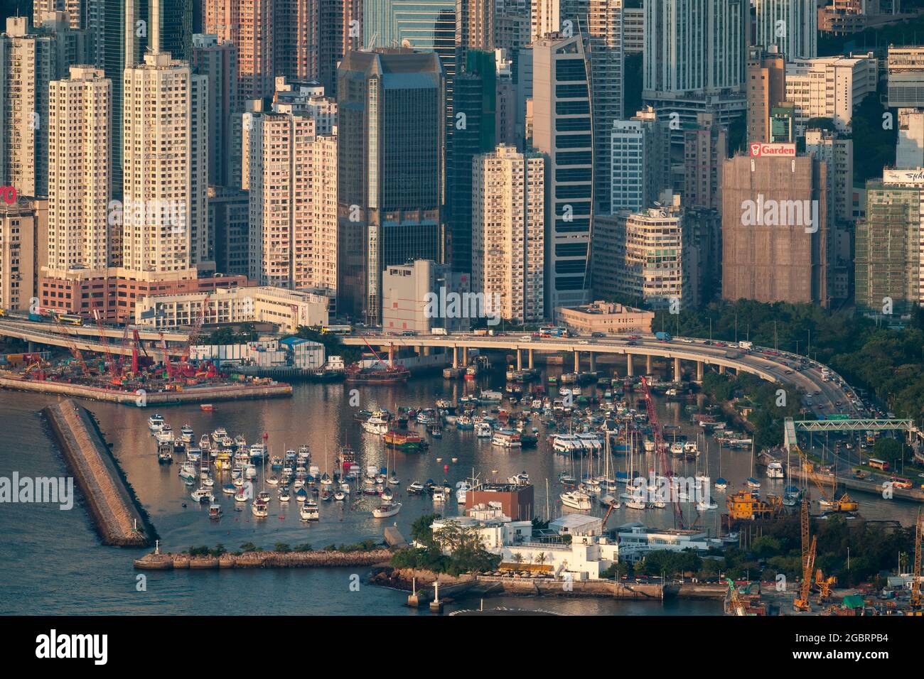 Il rifugio tifone, la strada sopraelevata dell'Isola Corridoio Est, e gli alti edifici commerciali e residenziali di Causeway Bay, Isola di Hong Kong Foto Stock