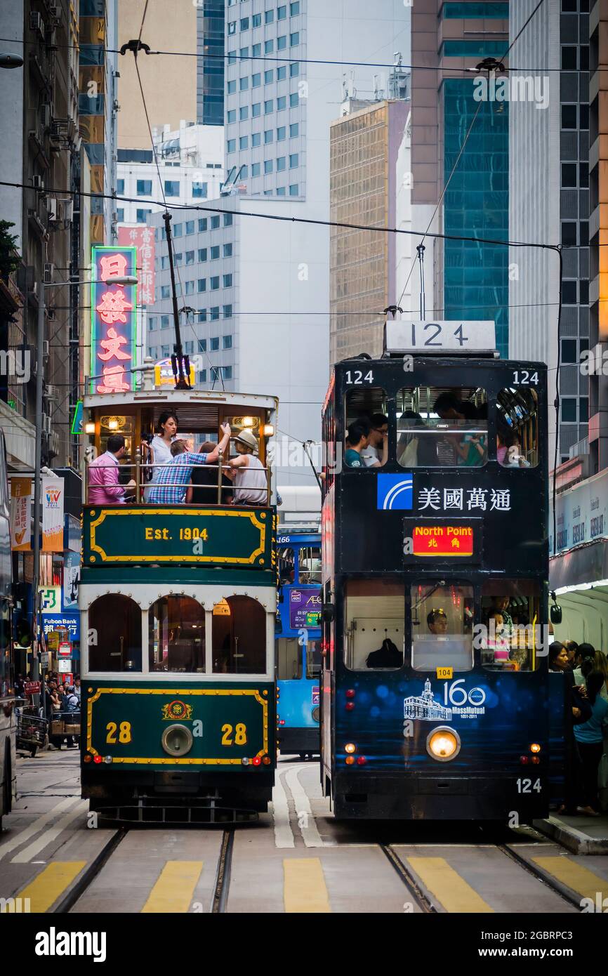 Il tram n. 28, uno dei due disponibili per il noleggio privato, noto localmente come "tram per feste", viaggia verso ovest lungo Des Voeux Road, Central, Hong Kong Island Foto Stock